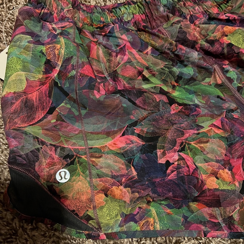 Lululemon Hotty Hot LR Short 4” lined NWT